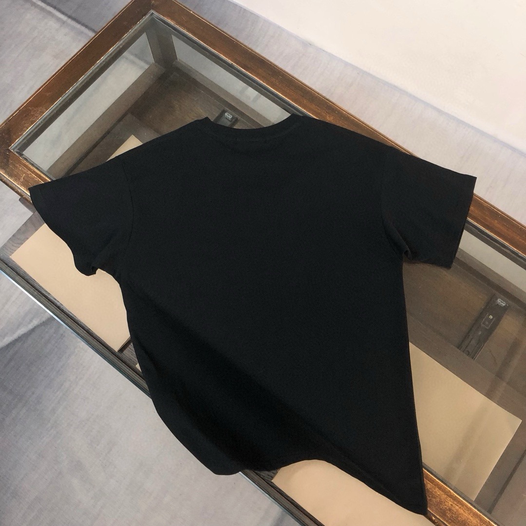 P75 Dolce&gabbana 专柜同款圆领短袖T恤 定制棉质面料 ！采用品牌DG Logo标志皮牌设计！ 立体感强！使整体高透气和柔软性的质感更加凸显，饱满的棉质感引起极度舒适。高端人士必备单品，原厂辅料三标齐全！男女同款！ 颜色：黑色 白色 尺码：S-xxL