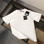 P75 Dolce&gabbana 专柜同款圆领短袖T恤 定制棉质面料 ！采用品牌DG Logo标志皮牌设计！ 立体感强！使整体高透气和柔软性的质感更加凸显，饱满的棉质感引起极度舒适。高端人士必备单品，原厂辅料三标齐全！男女同款！ 颜色：黑色 白色 尺码：S-xxL
