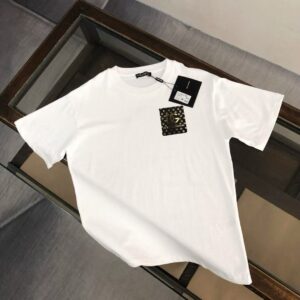 P75 Dolce&gabbana 专柜同款圆领短袖T恤 定制棉质面料 ！采用品牌DG Logo标志皮牌设计！ 立体感强！使整体高透气和柔软性的质感更加凸显，饱满的棉质感引起极度舒适。高端人士必备单品，原厂辅料三标齐全！男女同款！ 颜色：黑色 白色 尺码：S-xxL