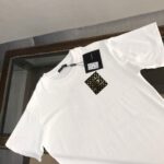 P75 Dolce&gabbana 专柜同款圆领短袖T恤 定制棉质面料 ！采用品牌DG Logo标志皮牌设计！ 立体感强！使整体高透气和柔软性的质感更加凸显，饱满的棉质感引起极度舒适。高端人士必备单品，原厂辅料三标齐全！男女同款！ 颜色：黑色 白色 尺码：S-xxL