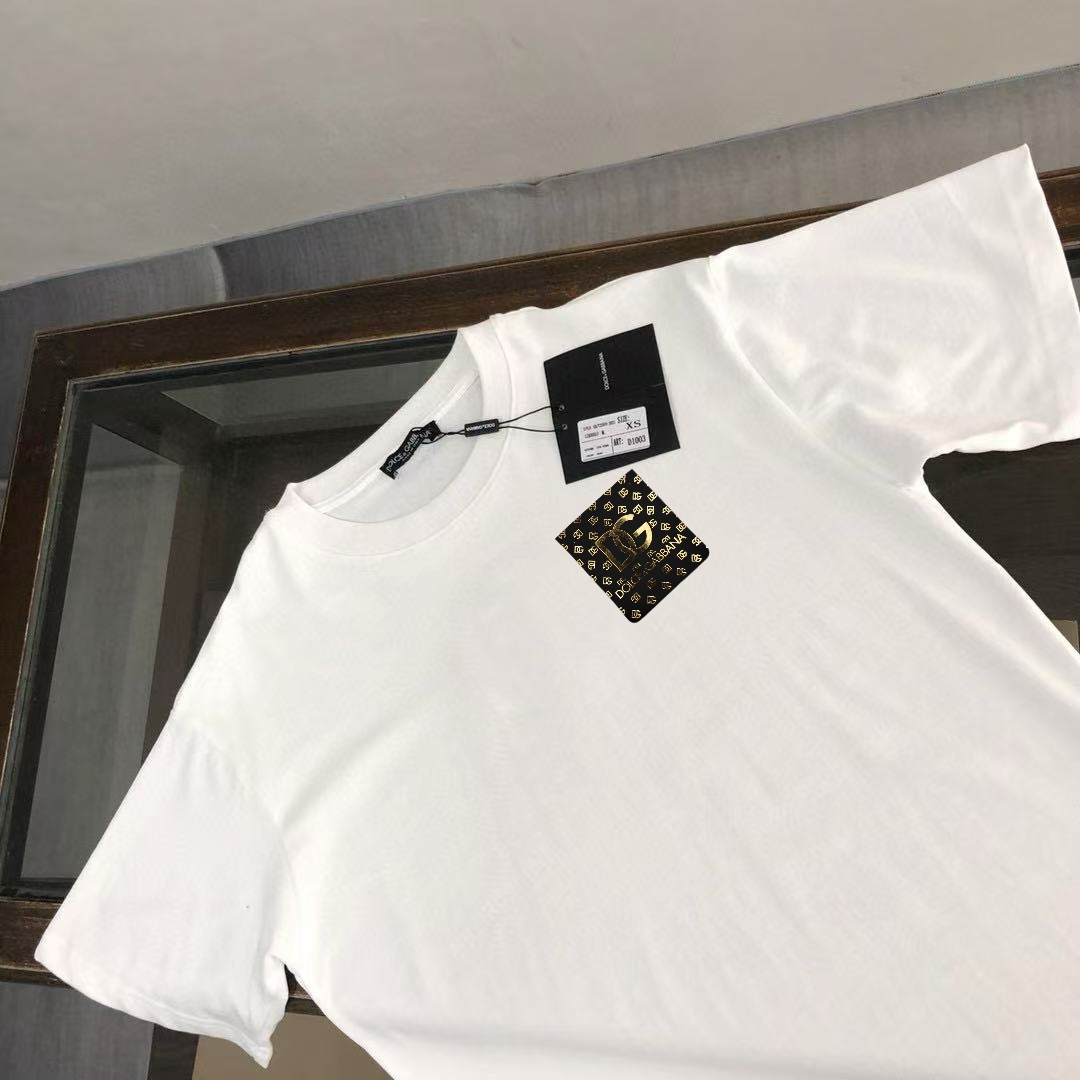 P75 Dolce&gabbana 专柜同款圆领短袖T恤 定制棉质面料 ！采用品牌DG Logo标志皮牌设计！ 立体感强！使整体高透气和柔软性的质感更加凸显，饱满的棉质感引起极度舒适。高端人士必备单品，原厂辅料三标齐全！男女同款！ 颜色：黑色 白色 尺码：S-xxL