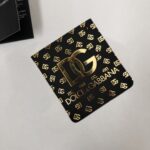 P75 Dolce&gabbana 专柜同款圆领短袖T恤 定制棉质面料 ！采用品牌DG Logo标志皮牌设计！ 立体感强！使整体高透气和柔软性的质感更加凸显，饱满的棉质感引起极度舒适。高端人士必备单品，原厂辅料三标齐全！男女同款！ 颜色：黑色 白色 尺码：S-xxL