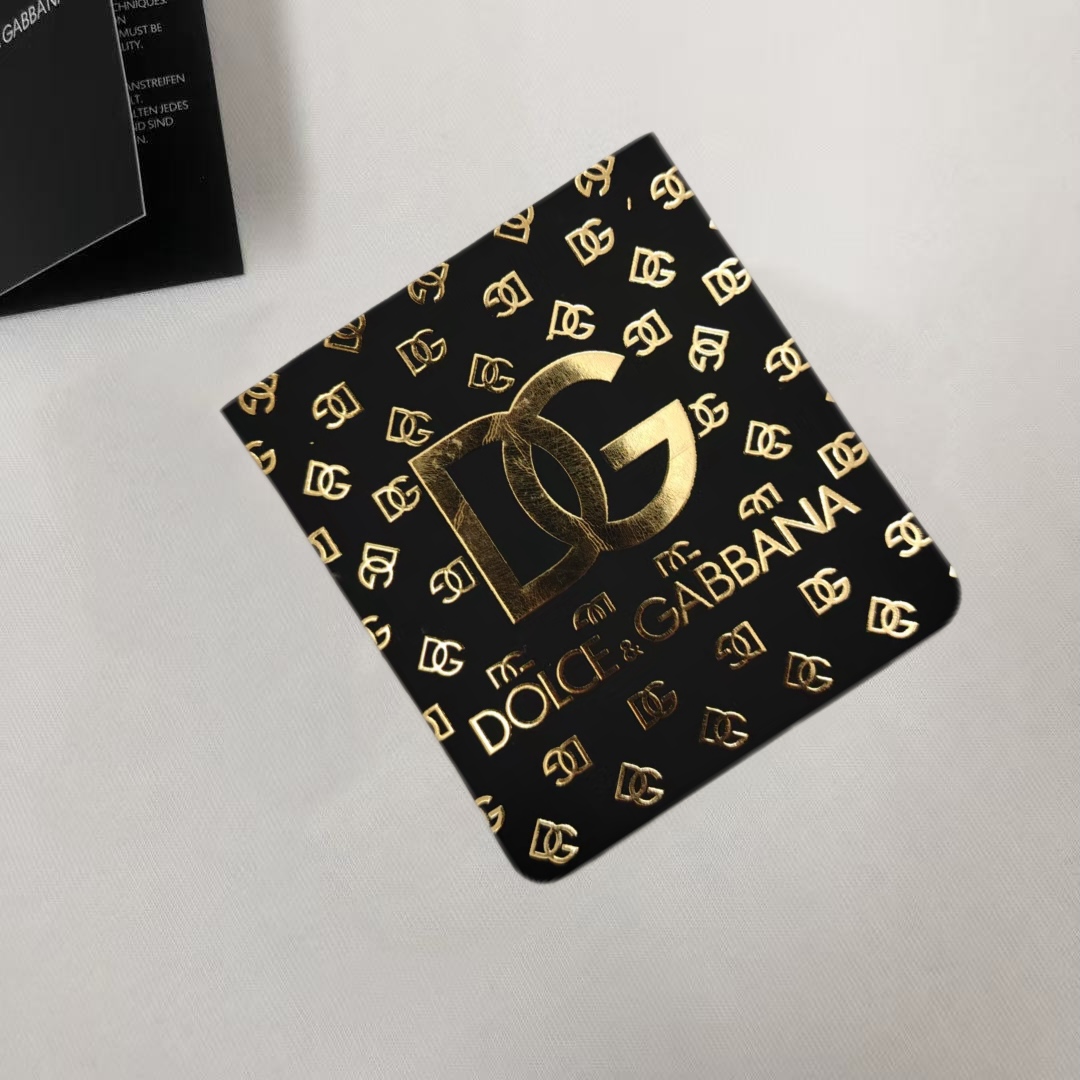 P75 Dolce&gabbana 专柜同款圆领短袖T恤 定制棉质面料 ！采用品牌DG Logo标志皮牌设计！ 立体感强！使整体高透气和柔软性的质感更加凸显，饱满的棉质感引起极度舒适。高端人士必备单品，原厂辅料三标齐全！男女同款！ 颜色：黑色 白色 尺码：S-xxL