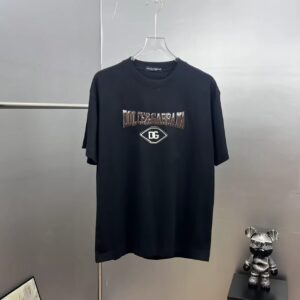 P80 dg～ 杜嘉厚板滴胶字母 《区别通货面料》双纱纯棉，紧密纱线短袖tee 上身十分舒适，男女同款半袖，落肩宽松版型 颜色: 黑色 白色 咖啡色 尺码：S（90-130斤） M（125-150斤） L（135-165斤） XL（160-190斤） XXL（185-220斤
