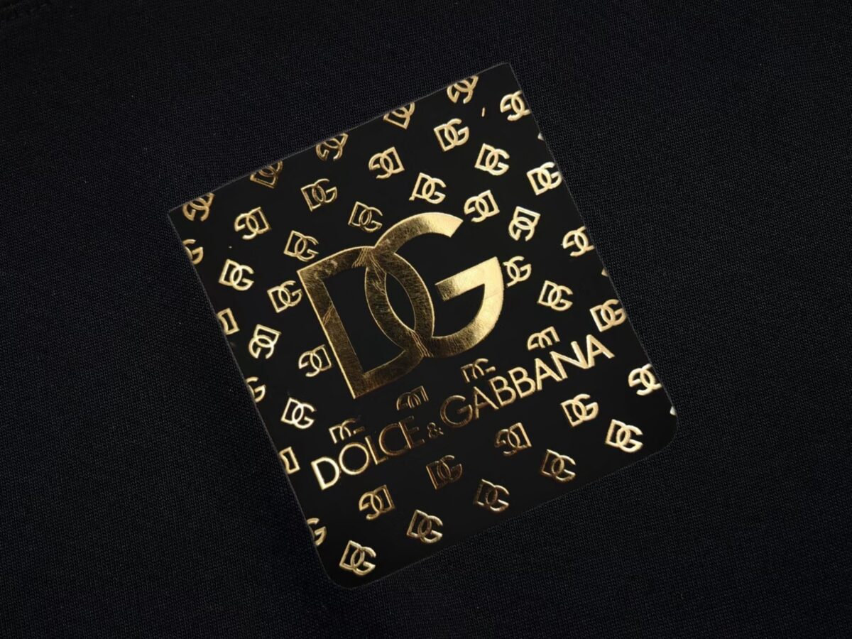 P75 Dolce&gabbana 专柜同款圆领短袖T恤 定制棉质面料 ！采用品牌DG Logo标志皮牌设计！ 立体感强！使整体高透气和柔软性的质感更加凸显，饱满的棉质感引起极度舒适。高端人士必备单品，原厂辅料三标齐全！男女同款！ 颜色：黑色 白色 尺码：S-xxL