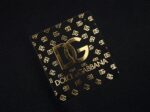 P75 Dolce&gabbana 专柜同款圆领短袖T恤 定制棉质面料 ！采用品牌DG Logo标志皮牌设计！ 立体感强！使整体高透气和柔软性的质感更加凸显，饱满的棉质感引起极度舒适。高端人士必备单品，原厂辅料三标齐全！男女同款！ 颜色：黑色 白色 尺码：S-xxL