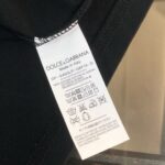 P75 Dolce&gabbana 专柜同款圆领短袖T恤 定制棉质面料 ！采用品牌DG Logo标志皮牌设计！ 立体感强！使整体高透气和柔软性的质感更加凸显，饱满的棉质感引起极度舒适。高端人士必备单品，原厂辅料三标齐全！男女同款！ 颜色：黑色 白色 尺码：S-xxL