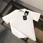 P75 Dolce&gabbana 专柜同款圆领短袖T恤 定制棉质面料 ！采用品牌DG Logo标志皮牌设计！ 立体感强！使整体高透气和柔软性的质感更加凸显，饱满的棉质感引起极度舒适。高端人士必备单品，原厂辅料三标齐全！男女同款！ 颜色：黑色 白色 尺码：S-xxL