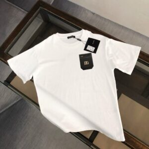 P75 Dolce&gabbana 专柜同款圆领短袖T恤 定制棉质面料 ！采用品牌DG Logo标志皮牌设计！ 立体感强！使整体高透气和柔软性的质感更加凸显，饱满的棉质感引起极度舒适。高端人士必备单品，原厂辅料三标齐全！男女同款！ 颜色：黑色 白色 尺码：S-xxL