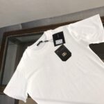 P75 Dolce&gabbana 专柜同款圆领短袖T恤 定制棉质面料 ！采用品牌DG Logo标志皮牌设计！ 立体感强！使整体高透气和柔软性的质感更加凸显，饱满的棉质感引起极度舒适。高端人士必备单品，原厂辅料三标齐全！男女同款！ 颜色：黑色 白色 尺码：S-xxL