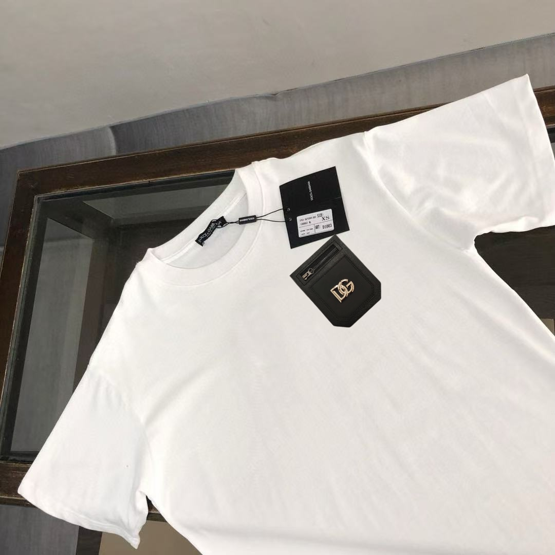 P75 Dolce&gabbana 专柜同款圆领短袖T恤 定制棉质面料 ！采用品牌DG Logo标志皮牌设计！ 立体感强！使整体高透气和柔软性的质感更加凸显，饱满的棉质感引起极度舒适。高端人士必备单品，原厂辅料三标齐全！男女同款！ 颜色：黑色 白色 尺码：S-xxL