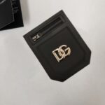 P75 Dolce&gabbana 专柜同款圆领短袖T恤 定制棉质面料 ！采用品牌DG Logo标志皮牌设计！ 立体感强！使整体高透气和柔软性的质感更加凸显，饱满的棉质感引起极度舒适。高端人士必备单品，原厂辅料三标齐全！男女同款！ 颜色：黑色 白色 尺码：S-xxL