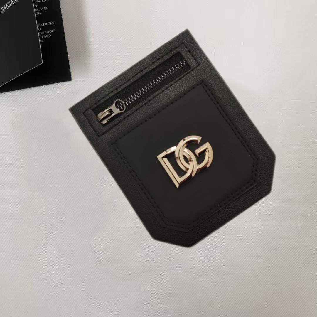 P75 Dolce&gabbana 专柜同款圆领短袖T恤 定制棉质面料 ！采用品牌DG Logo标志皮牌设计！ 立体感强！使整体高透气和柔软性的质感更加凸显，饱满的棉质感引起极度舒适。高端人士必备单品，原厂辅料三标齐全！男女同款！ 颜色：黑色 白色 尺码：S-xxL