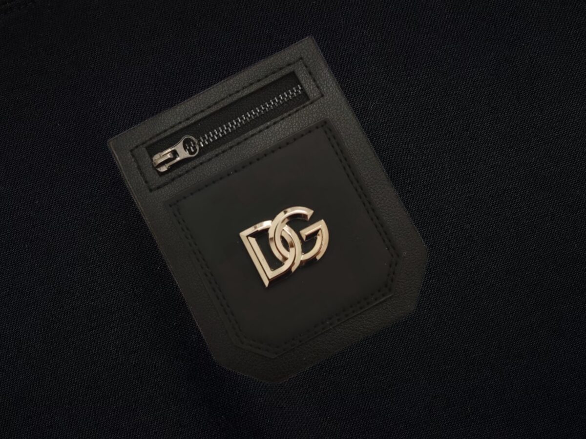 P75 Dolce&gabbana 专柜同款圆领短袖T恤 定制棉质面料 ！采用品牌DG Logo标志皮牌设计！ 立体感强！使整体高透气和柔软性的质感更加凸显，饱满的棉质感引起极度舒适。高端人士必备单品，原厂辅料三标齐全！男女同款！ 颜色：黑色 白色 尺码：S-xxL