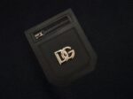 P75 Dolce&gabbana 专柜同款圆领短袖T恤 定制棉质面料 ！采用品牌DG Logo标志皮牌设计！ 立体感强！使整体高透气和柔软性的质感更加凸显，饱满的棉质感引起极度舒适。高端人士必备单品，原厂辅料三标齐全！男女同款！ 颜色：黑色 白色 尺码：S-xxL