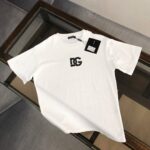P75 Dolce&gabbana 专柜同款圆领短袖T恤 定制棉质面料 ！采用品牌DG Logo标志皮牌设计！ 立体感强！使整体高透气和柔软性的质感更加凸显，饱满的棉质感引起极度舒适。高端人士必备单品，原厂辅料三标齐全！男女同款！ 颜色：黑色 白色 尺码：S-xxL