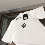 P75 Dolce&gabbana 专柜同款圆领短袖T恤 定制棉质面料 ！采用品牌DG Logo标志皮牌设计！ 立体感强！使整体高透气和柔软性的质感更加凸显，饱满的棉质感引起极度舒适。高端人士必备单品，原厂辅料三标齐全！男女同款！ 颜色：黑色 白色 尺码：S-xxL