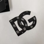P75 Dolce&gabbana 专柜同款圆领短袖T恤 定制棉质面料 ！采用品牌DG Logo标志皮牌设计！ 立体感强！使整体高透气和柔软性的质感更加凸显，饱满的棉质感引起极度舒适。高端人士必备单品，原厂辅料三标齐全！男女同款！ 颜色：黑色 白色 尺码：S-xxL