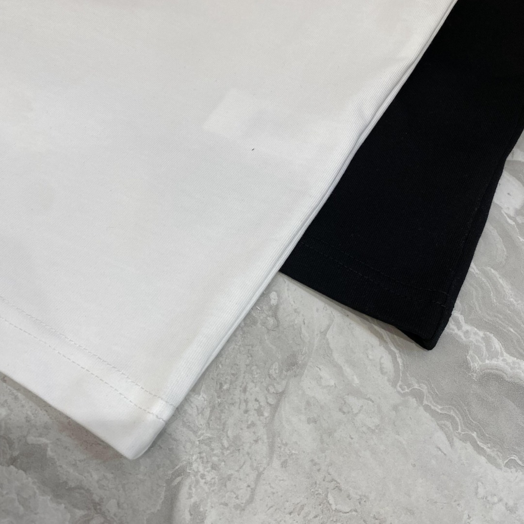 P70 面料升级！DG # 春夏顶级专柜同步短袖T恤（宽松版型） 采用客供进口100%-32支双股新疆棉面料制成，专柜原版面料，品牌辨识度超级强，高街与精致风情十足，绝对能成为高街出镜不二之选，面料质地厚实，质感和舒适感方面极具话语权，手感细腻 穿着舒适，上身效果炒鸡好。纯棉材质，这种棉很特别，手感是很柔润的，双面肌理，真的是这么久第一次拿到这样的机能面料，真呀真的好！不是烂大街的款和料，直男们一定喜欢！ 两色发售：白色 黑色 码数：S M L XL 2XL