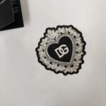 P75 Dolce&gabbana 专柜同款圆领短袖T恤 定制棉质面料 ！采用品牌DG Logo标志皮牌设计！ 立体感强！使整体高透气和柔软性的质感更加凸显，饱满的棉质感引起极度舒适。高端人士必备单品，原厂辅料三标齐全！男女同款！ 颜色：黑色 白色 尺码：S-xxL