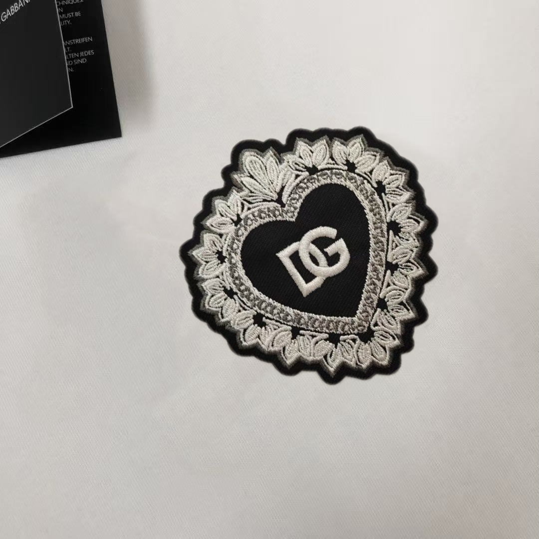 P75 Dolce&gabbana 专柜同款圆领短袖T恤 定制棉质面料 ！采用品牌DG Logo标志皮牌设计！ 立体感强！使整体高透气和柔软性的质感更加凸显，饱满的棉质感引起极度舒适。高端人士必备单品，原厂辅料三标齐全！男女同款！ 颜色：黑色 白色 尺码：S-xxL