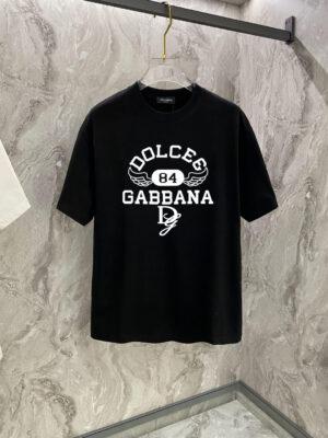 P70 面料升级！DG # 春夏顶级专柜同步短袖T恤（宽松版型） 采用客供进口100%-32支双股新疆棉面料制成，专柜原版面料，品牌辨识度超级强，高街与精致风情十足，绝对能成为高街出镜不二之选，面料质地厚实，质感和舒适感方面极具话语权，手感细腻 穿着舒适，上身效果炒鸡好。纯棉材质，这种棉很特别，手感是很柔润的，双面肌理，真的是这么久第一次拿到这样的机能面料，真呀真的好！不是烂大街的款和料，直男们一定喜欢！ 两色发售：白色 黑色 码数：S M L XL 2XL