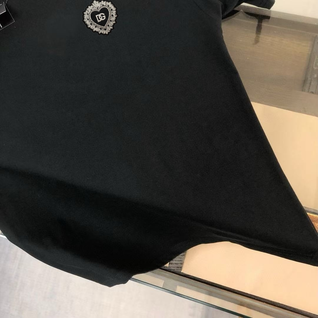 P75 Dolce&gabbana 专柜同款圆领短袖T恤 定制棉质面料 ！采用品牌DG Logo标志皮牌设计！ 立体感强！使整体高透气和柔软性的质感更加凸显，饱满的棉质感引起极度舒适。高端人士必备单品，原厂辅料三标齐全！男女同款！ 颜色：黑色 白色 尺码：S-xxL