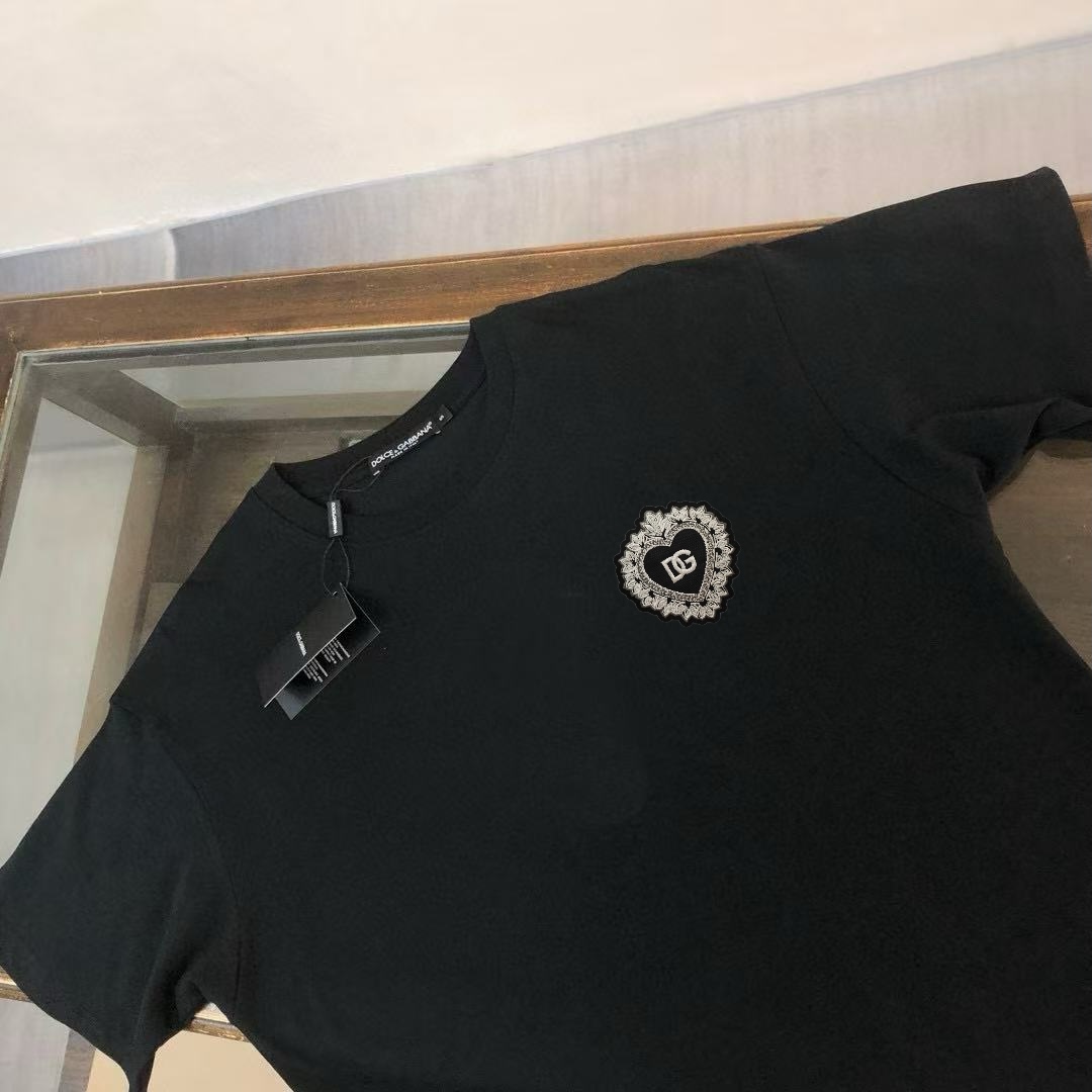 P75 Dolce&gabbana 专柜同款圆领短袖T恤 定制棉质面料 ！采用品牌DG Logo标志皮牌设计！ 立体感强！使整体高透气和柔软性的质感更加凸显，饱满的棉质感引起极度舒适。高端人士必备单品，原厂辅料三标齐全！男女同款！ 颜色：黑色 白色 尺码：S-xxL