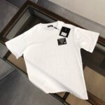 P75 Dolce&gabbana 专柜同款圆领短袖T恤 定制棉质面料 ！采用品牌DG Logo标志皮牌设计！ 立体感强！使整体高透气和柔软性的质感更加凸显，饱满的棉质感引起极度舒适。高端人士必备单品，原厂辅料三标齐全！男女同款！ 颜色：黑色 白色 尺码：S-xxL