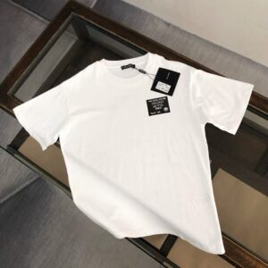 weigou_213131_0_1b050fe900 P75 Dolce&gabbana 专柜同款圆领短袖T恤 定制棉质面料 !采用品牌DG Logo标志皮牌设计! 立体感强!使整体高透气和柔软性的质感更加凸显,饱满的棉质感引起极度舒适。高端人士必备单品,原厂辅料三标齐全!男女同款! 颜色:黑色 白色 尺码:S-xxL