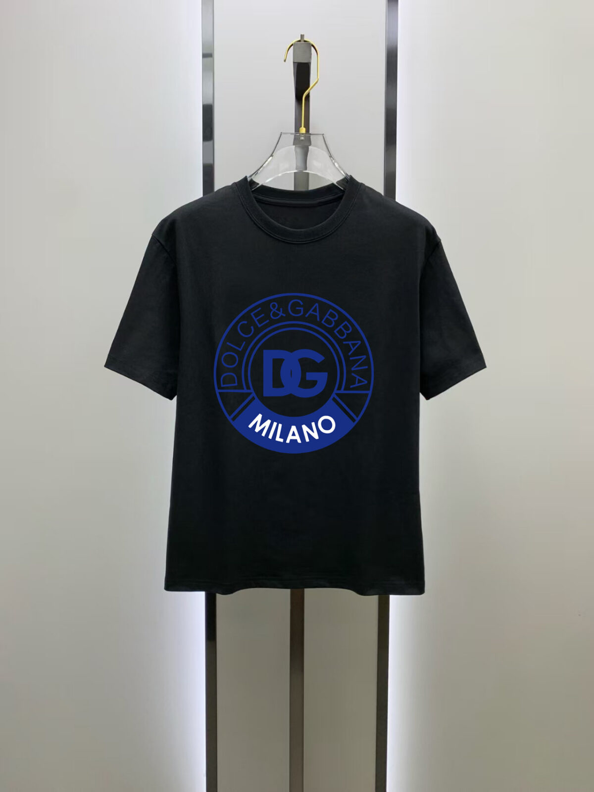 P70 杜嘉班纳# 2026春夏新款首发专柜最新款短袖圆领T恤 高端订制 设计前卫时尚！品牌logo重工艺设计 高端定制250克新疆长绒棉面料.手感柔软.穿着舒适.专柜级别精致车线.做工精细.上身效果无敌帅气！型男必备单品！颜色：黑色。白色！ 码数： S M L XL XXL 胸围：50 52 55 58 61 衣长：69 71 73 75 77 肩宽：48 50 53 56 58 袖长：22 23 24 尺寸由于手工测量，存在1-3CM左右的偏差