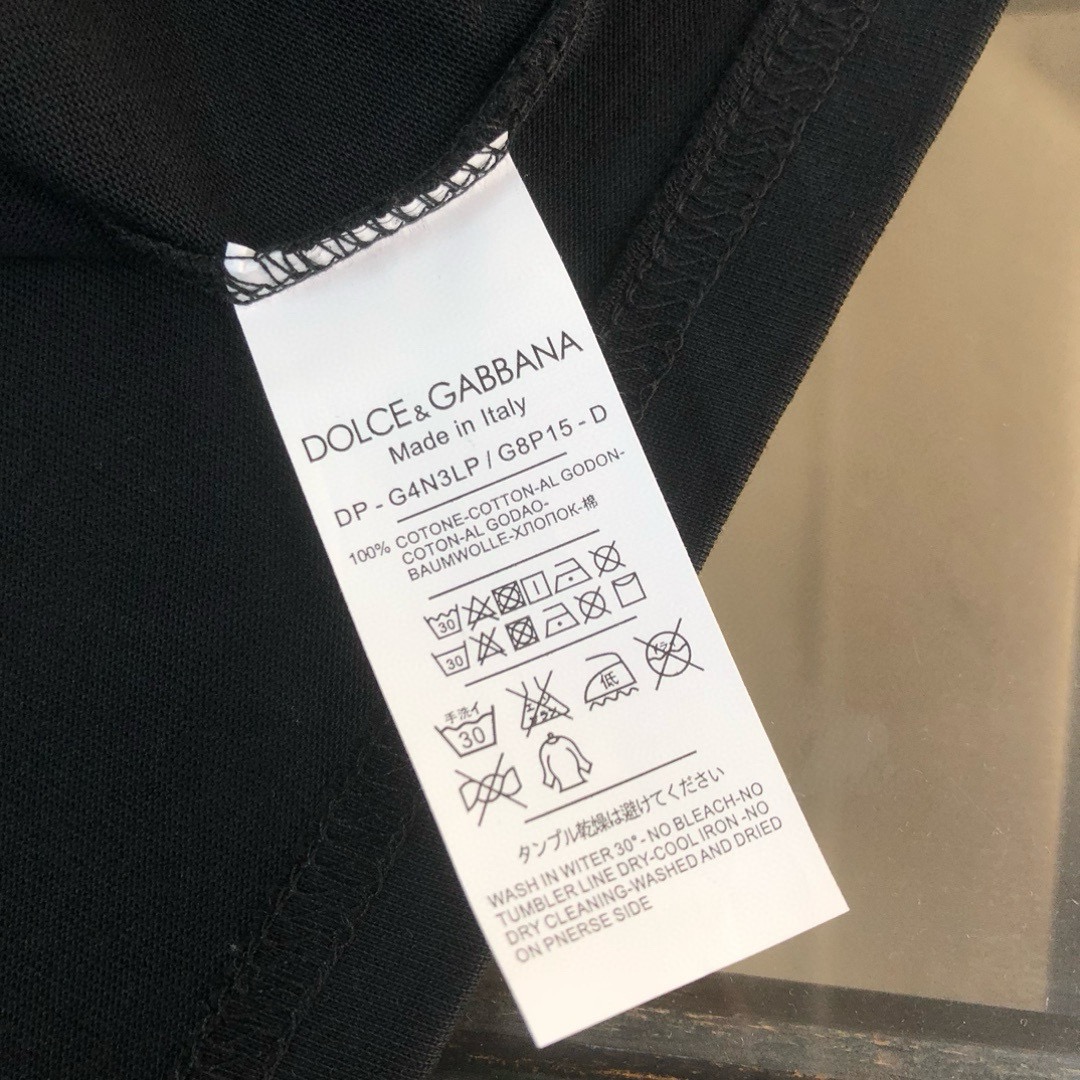 P75 Dolce&gabbana 专柜同款圆领短袖T恤 定制棉质面料 ！采用品牌DG Logo标志皮牌设计！ 立体感强！使整体高透气和柔软性的质感更加凸显，饱满的棉质感引起极度舒适。高端人士必备单品，原厂辅料三标齐全！男女同款！ 颜色：黑色 白色 尺码：S-xxL