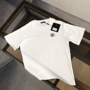 weigou_213216_0_701377e758 P75 Dolce&gabbana 专柜同款圆领短袖T恤 定制棉质面料 !采用品牌DG Logo标志皮牌设计! 立体感强!使整体高透气和柔软性的质感更加凸显,饱满的棉质感引起极度舒适。高端人士必备单品,原厂辅料三标齐全!男女同款! 颜色:黑色 白色 尺码:S-xxL