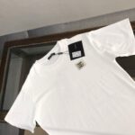 P75 Dolce&gabbana 专柜同款圆领短袖T恤 定制棉质面料 ！采用品牌DG Logo标志皮牌设计！ 立体感强！使整体高透气和柔软性的质感更加凸显，饱满的棉质感引起极度舒适。高端人士必备单品，原厂辅料三标齐全！男女同款！ 颜色：黑色 白色 尺码：S-xxL