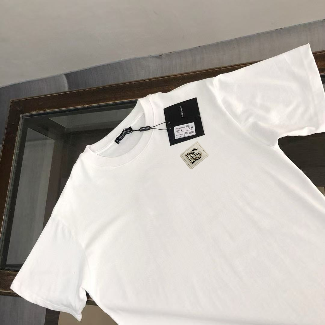 P75 Dolce&gabbana 专柜同款圆领短袖T恤 定制棉质面料 ！采用品牌DG Logo标志皮牌设计！ 立体感强！使整体高透气和柔软性的质感更加凸显，饱满的棉质感引起极度舒适。高端人士必备单品，原厂辅料三标齐全！男女同款！ 颜色：黑色 白色 尺码：S-xxL
