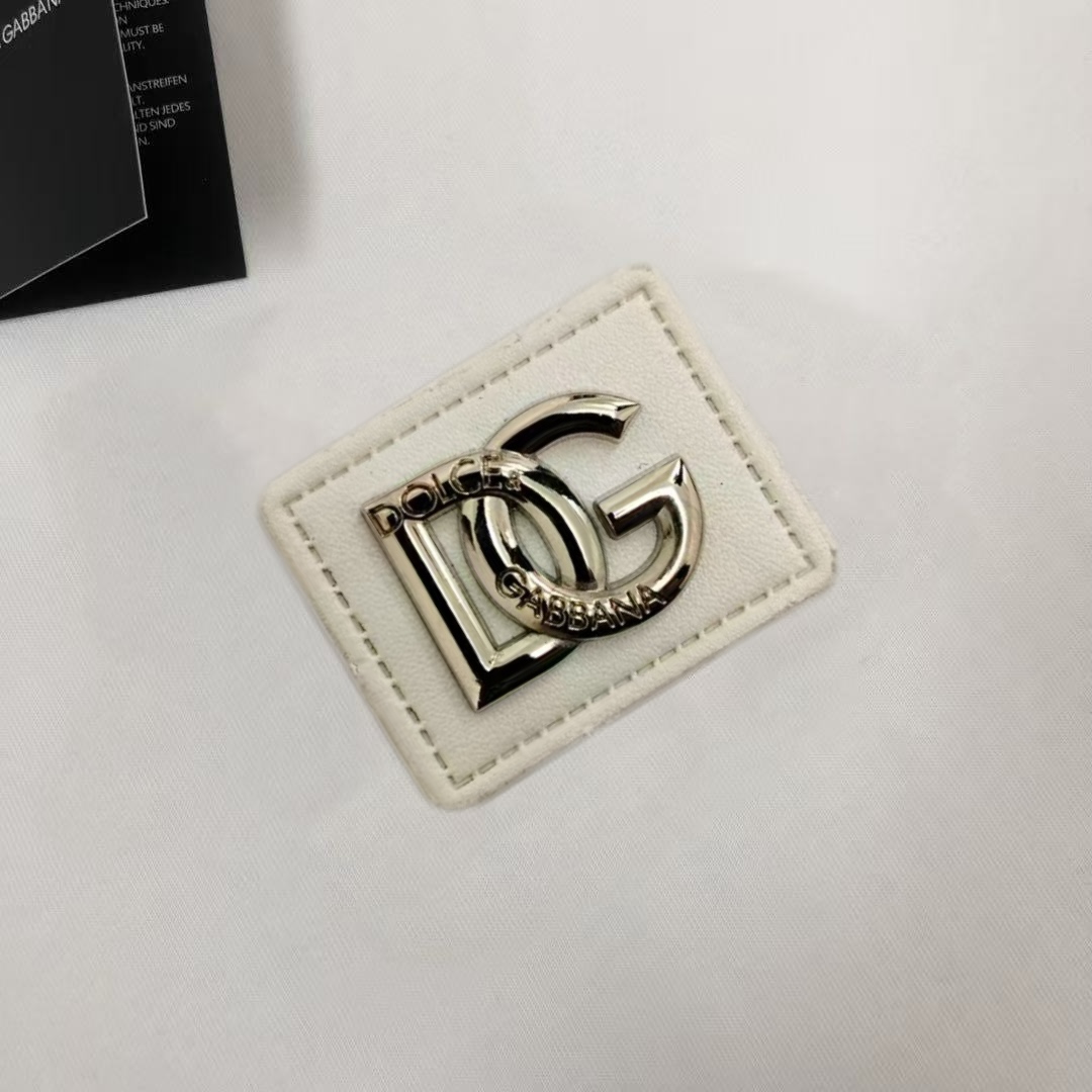 P75 Dolce&gabbana 专柜同款圆领短袖T恤 定制棉质面料 ！采用品牌DG Logo标志皮牌设计！ 立体感强！使整体高透气和柔软性的质感更加凸显，饱满的棉质感引起极度舒适。高端人士必备单品，原厂辅料三标齐全！男女同款！ 颜色：黑色 白色 尺码：S-xxL