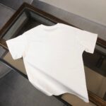 P75 Dolce&gabbana 专柜同款圆领短袖T恤 定制棉质面料 ！采用品牌DG Logo标志皮牌设计！ 立体感强！使整体高透气和柔软性的质感更加凸显，饱满的棉质感引起极度舒适。高端人士必备单品，原厂辅料三标齐全！男女同款！ 颜色：黑色 白色 尺码：S-xxL