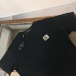 P75 Dolce&gabbana 专柜同款圆领短袖T恤 定制棉质面料 ！采用品牌DG Logo标志皮牌设计！ 立体感强！使整体高透气和柔软性的质感更加凸显，饱满的棉质感引起极度舒适。高端人士必备单品，原厂辅料三标齐全！男女同款！ 颜色：黑色 白色 尺码：S-xxL