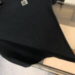 P75 Dolce&gabbana 专柜同款圆领短袖T恤 定制棉质面料 ！采用品牌DG Logo标志皮牌设计！ 立体感强！使整体高透气和柔软性的质感更加凸显，饱满的棉质感引起极度舒适。高端人士必备单品，原厂辅料三标齐全！男女同款！ 颜色：黑色 白色 尺码：S-xxL