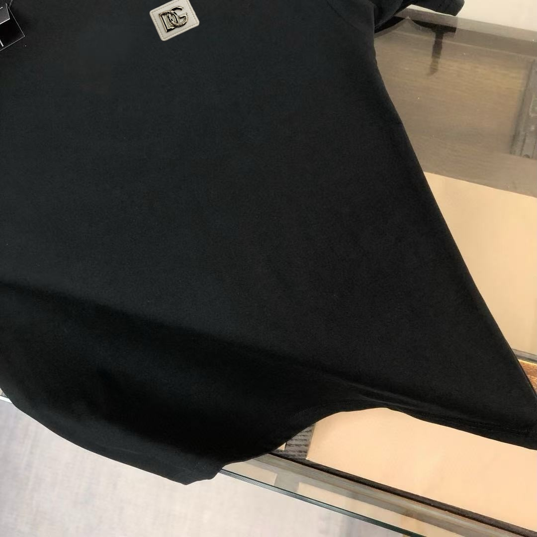 P75 Dolce&gabbana 专柜同款圆领短袖T恤 定制棉质面料 ！采用品牌DG Logo标志皮牌设计！ 立体感强！使整体高透气和柔软性的质感更加凸显，饱满的棉质感引起极度舒适。高端人士必备单品，原厂辅料三标齐全！男女同款！ 颜色：黑色 白色 尺码：S-xxL