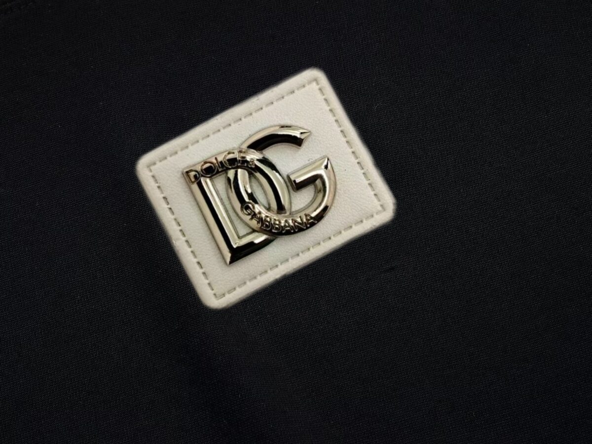 P75 Dolce&gabbana 专柜同款圆领短袖T恤 定制棉质面料 ！采用品牌DG Logo标志皮牌设计！ 立体感强！使整体高透气和柔软性的质感更加凸显，饱满的棉质感引起极度舒适。高端人士必备单品，原厂辅料三标齐全！男女同款！ 颜色：黑色 白色 尺码：S-xxL