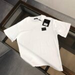 P75 Dolce&gabbana 专柜同款圆领短袖T恤 定制棉质面料 ！采用品牌DG Logo标志五金皮牌设计！ 立体感强！使整体高透气和柔软性的质感更加凸显，饱满的棉质感引起极度舒适。高端人士必备单品，原厂辅料三标齐全！男女同款！ 颜色：黑色 白色 尺码：S-xxL