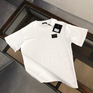 P75 Dolce&gabbana 专柜同款圆领短袖T恤 定制棉质面料 ！采用品牌DG Logo标志五金皮牌设计！ 立体感强！使整体高透气和柔软性的质感更加凸显，饱满的棉质感引起极度舒适。高端人士必备单品，原厂辅料三标齐全！男女同款！ 颜色：黑色 白色 尺码：S-xxL