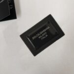 P75 Dolce&gabbana 专柜同款圆领短袖T恤 定制棉质面料 ！采用品牌DG Logo标志五金皮牌设计！ 立体感强！使整体高透气和柔软性的质感更加凸显，饱满的棉质感引起极度舒适。高端人士必备单品，原厂辅料三标齐全！男女同款！ 颜色：黑色 白色 尺码：S-xxL