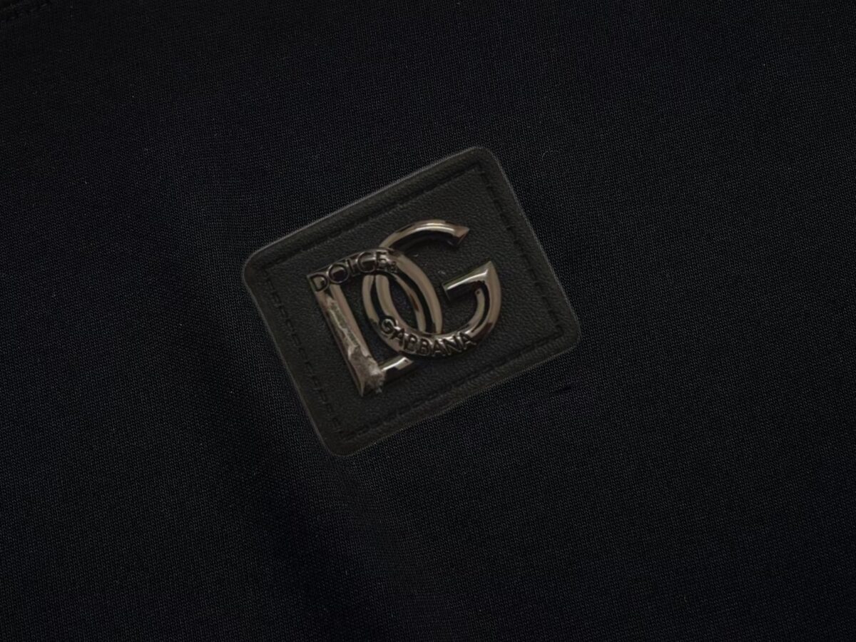 P75 Dolce&gabbana 专柜同款圆领短袖T恤 定制棉质面料 ！采用品牌DG Logo标志五金皮牌设计！ 立体感强！使整体高透气和柔软性的质感更加凸显，饱满的棉质感引起极度舒适。高端人士必备单品，原厂辅料三标齐全！男女同款！ 颜色：黑色 白色 尺码：S-xxL