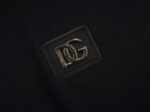 P75 Dolce&gabbana 专柜同款圆领短袖T恤 定制棉质面料 ！采用品牌DG Logo标志五金皮牌设计！ 立体感强！使整体高透气和柔软性的质感更加凸显，饱满的棉质感引起极度舒适。高端人士必备单品，原厂辅料三标齐全！男女同款！ 颜色：黑色 白色 尺码：S-xxL