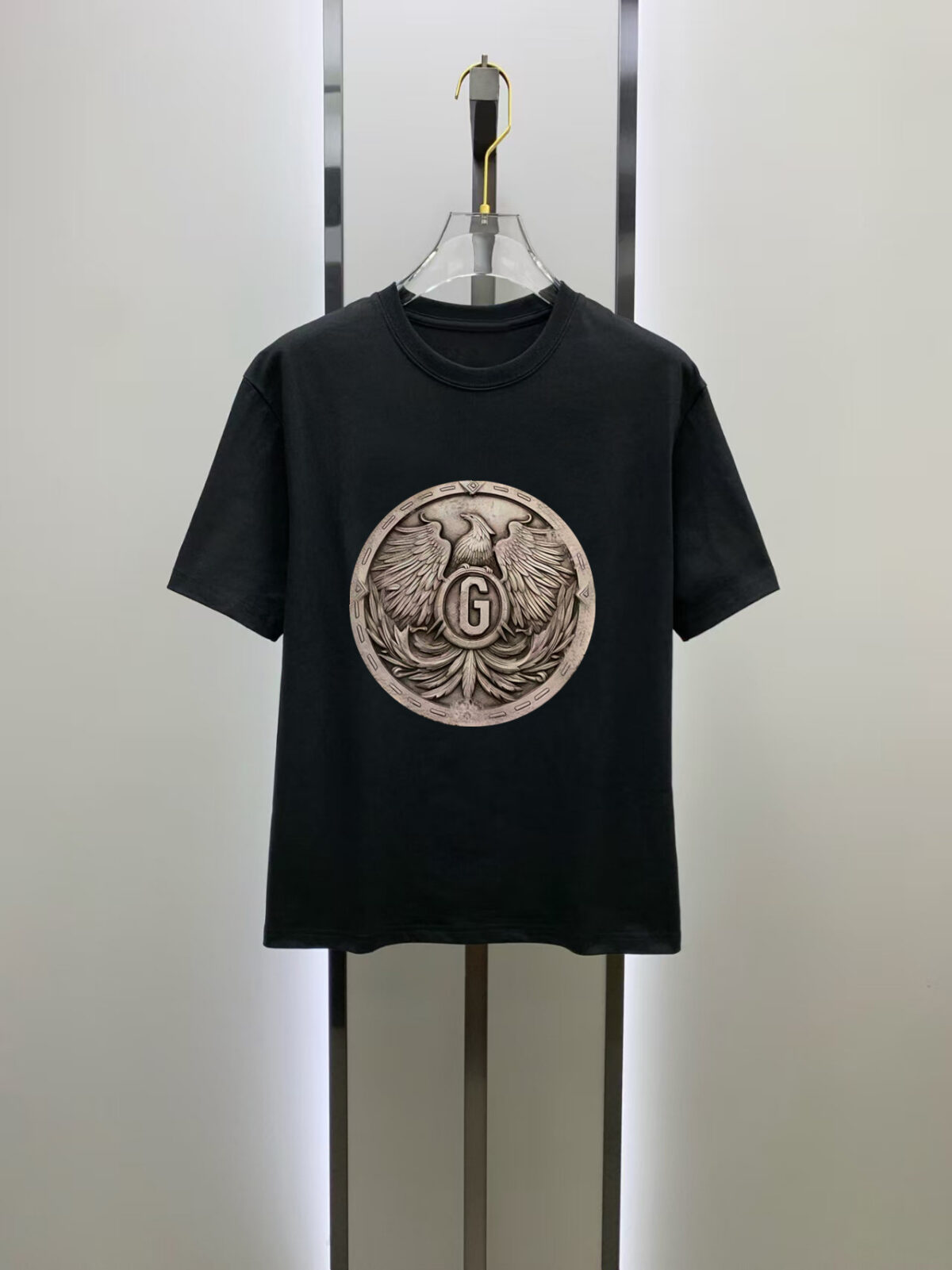 weigou_213339_0_848485a726 P70 杜嘉班纳# 2026春夏新款首发专柜最新款短袖圆领T恤 高端订制 设计前卫时尚!品牌logo重工艺设计 高端定制250克新疆长绒棉面料.手感柔软.穿着舒适.专柜级别精致车线.做工精细.上身效果无敌帅气!型男必备单品!颜色:黑色。白色! 码数: S M L XL XXL 胸围:50 52 55 58 61 衣长:69 71 73 75 77 肩宽:48 50 53 56 58 袖长:22 23 24 尺寸由于手工测量,存在1-3CM左右的偏差