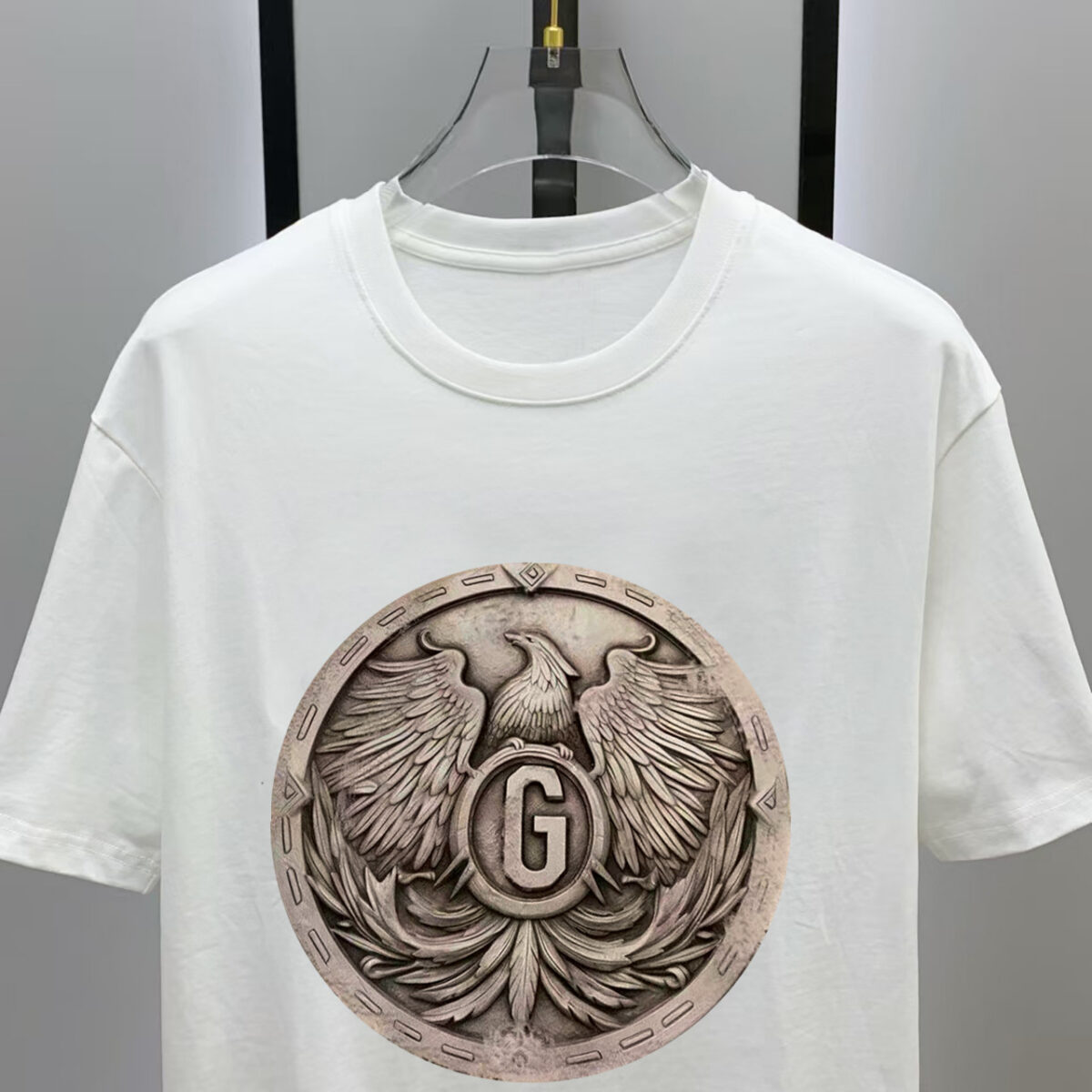 weigou_213339_6_11e58c3cce P70 杜嘉班纳# 2026春夏新款首发专柜最新款短袖圆领T恤 高端订制 设计前卫时尚!品牌logo重工艺设计 高端定制250克新疆长绒棉面料.手感柔软.穿着舒适.专柜级别精致车线.做工精细.上身效果无敌帅气!型男必备单品!颜色:黑色。白色! 码数: S M L XL XXL 胸围:50 52 55 58 61 衣长:69 71 73 75 77 肩宽:48 50 53 56 58 袖长:22 23 24 尺寸由于手工测量,存在1-3CM左右的偏差