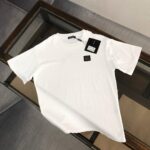 P75 Dolce&gabbana 专柜同款圆领短袖T恤 定制棉质面料 ！采用品牌DG Logo标志五金皮牌设计！ 立体感强！使整体高透气和柔软性的质感更加凸显，饱满的棉质感引起极度舒适。高端人士必备单品，原厂辅料三标齐全！男女同款！ 颜色：黑色 白色 尺码：S-xxL