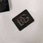 P75 Dolce&gabbana 专柜同款圆领短袖T恤 定制棉质面料 ！采用品牌DG Logo标志五金皮牌设计！ 立体感强！使整体高透气和柔软性的质感更加凸显，饱满的棉质感引起极度舒适。高端人士必备单品，原厂辅料三标齐全！男女同款！ 颜色：黑色 白色 尺码：S-xxL